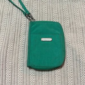 💚 Green & Orange Baggallini Wristlet 💚